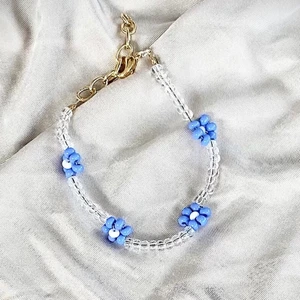 ~Blue flower bracelet🌸~ - Här får ni se Blue flower bracelet🌸. Hon passar till mycket. 🥰❤️. Måttet är 22 cm men du kan ändra storleken på som alltid.🥰❤️🌸. Hoppas att ni vill köpa🥰❤️