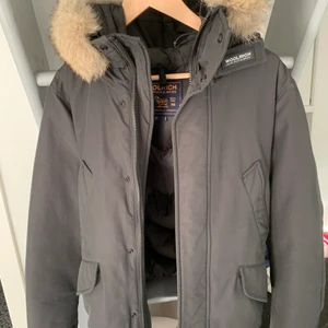 Woolrich  - Säljer en woolrich vinterjacka i nyskick använd 1 vinter, kortare modell i mörkgrå nypris 7000