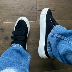 Super fina skor 🖤 - Super fina skor från Zalando, säljer pågrund av förstora därav använda fåtal gånger 😃