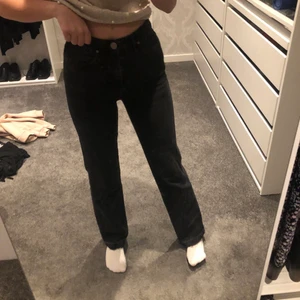svarta jeans från madlady  - Ett par svarta jeans från madlady. Säljs pga att jag tycker dom är för korta på mig. Jag är ungefär 1,68 cm . Nypris 549kr. 