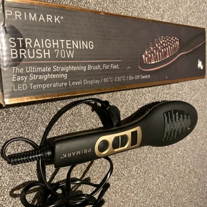 Primark straightening brush 70w - En straightening brush på 70w, använd ett fåtal gånger, fungerar bra men säljer då jag inte längre använder värme på mitt hår. 