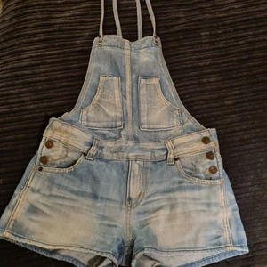Retro hängseljeans  - Vill börja med att kolla om det finns några intresse  av dessa grymt snygga retro jeansshorts hängseljeans.. .Kommer inte släppa dom under bud på 250kr.. Skicka ett meddelande om det kan vara intressant 