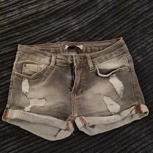Jeans Shorts  - Säljer av ett par av mina favorit shorts i stretch med slitna detaljer,dom är i kanon skick och sitter perfekt.. 80 kr