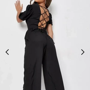 Jumpsuit Missguided - Svart jumpsuit från Missguided. Öppen med fin snörning i ryggen. Aldrig använd, prislapp kvar. 