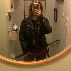 Skinnjacka  - Riktigt snygg och cool skinnjacka perfekt för hösten. Köpt i vintras second hand för 1300kr men knappt använd. Möts helst då den är tung och blir dyrt att frakta!