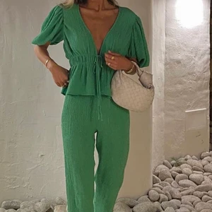 Zara sett grönt - Säljer detta setet från zara som är helt slutsålt! Men säljer bara för bra pris! Säljer för 850kr eller bud om fler är intresserade! fin grön blus och gröna matchande byxor! S i båda delarna