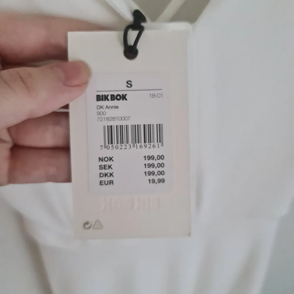 Helt ny vit klänning från bikbok, orginalpris 299kr. Storlek S. Klänningar.