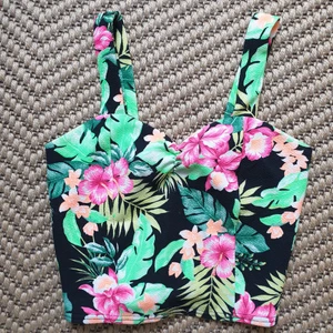 Tropisk topp - Söt tropisk topp storlek s skulle jag säga. Kan skickas annars finns i Malmö 💌