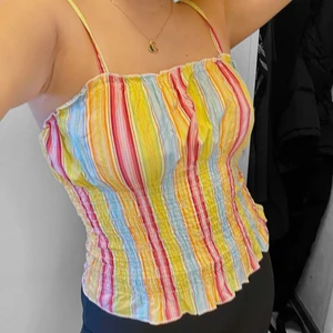 Linne - Färgglatt linne, inga synliga defekter. Strl 40 men passar mig med s/m💕