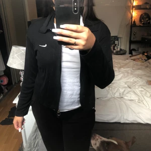Nike kofta - Köpt i Thailand så vet inte om den är äkta, dragkedjan är sönder, står storlek L men är som en XS