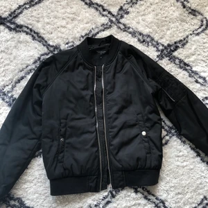 Bomberjacka - Bomberjacka i strl.xs. Är normal i passform och är använd, men är ändå i bra skick. Säljer pga av att jag inte använder den längre.