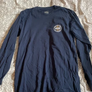 Marin blå vans långärmad  - En marinblå långärmad vans tröja i fint skick