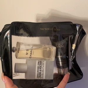 Necessär  - En fin necessär från Victorias secret, den är välanvänd (som man kan se på tredje bilden) men syns inte när man lägger saker i!❤️