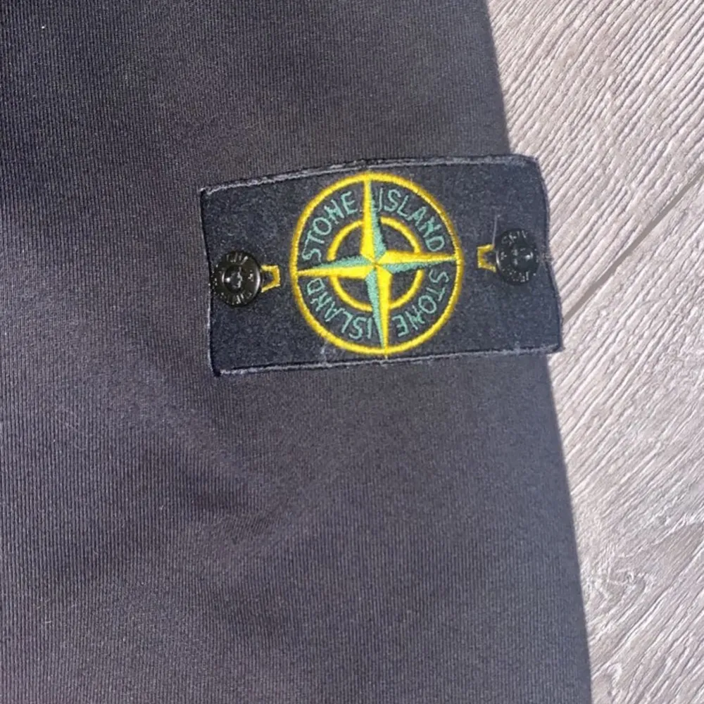  Stone island hoodie i storlek m kvitto o låda finns kvar som  jag fick när jag köpte hoodien  hoodien är köpt i sommras så inte så gammal inget  fel alls   . Tröjor & Koftor.