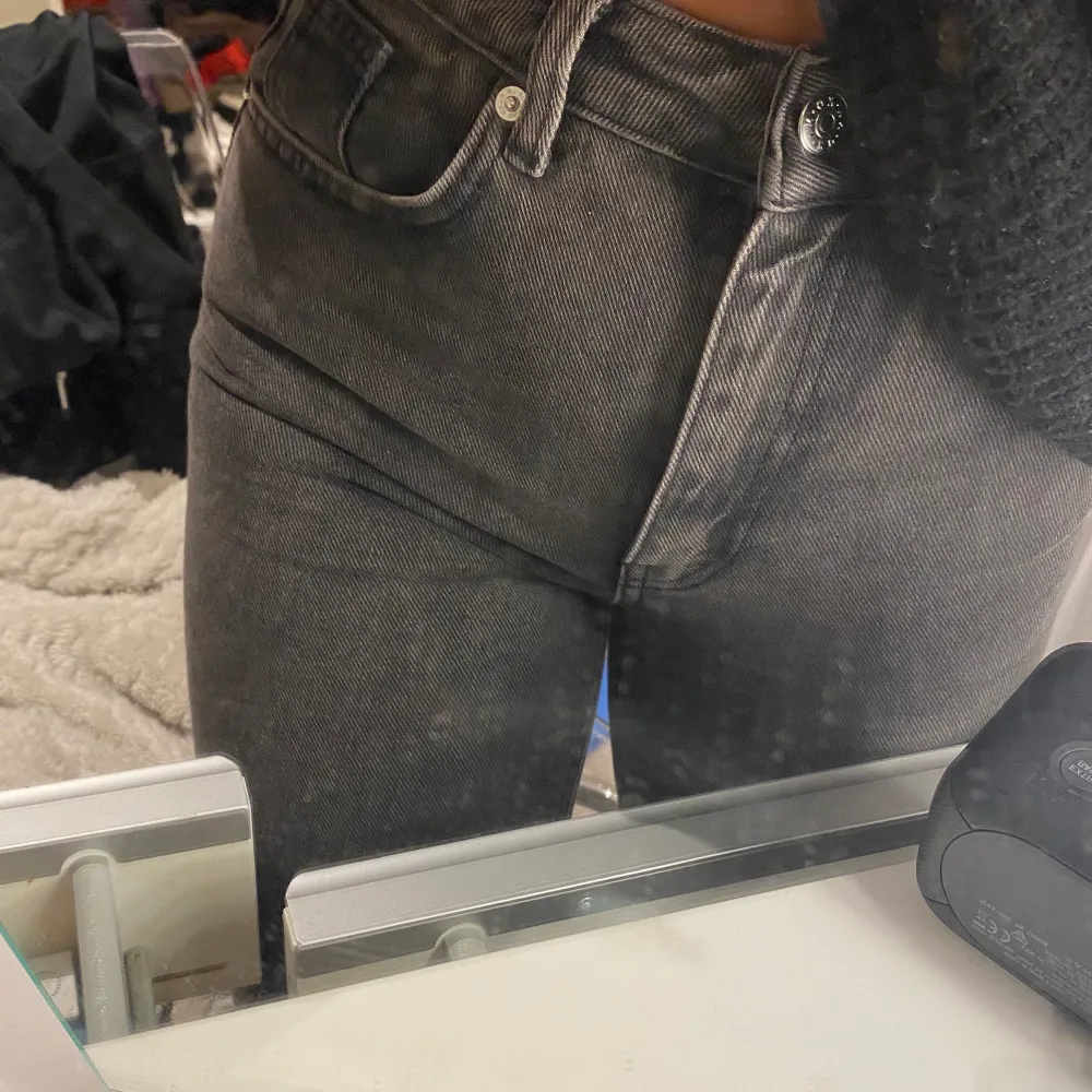 Säljer mina gråa jeans från nakd! Formar kroppen skitsnyggt och är helt nya, dock inte använda då dem var för små för mig. I strl 36☺️. Jeans & Byxor.