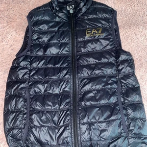 Armani väst - Säljer denna Armani väst i storlek S. Man kan skanna streckkoden på den andra bilden med sin mobil för att se att den är äkta. Den är i mycket fint skick och originalpris 1600kr.