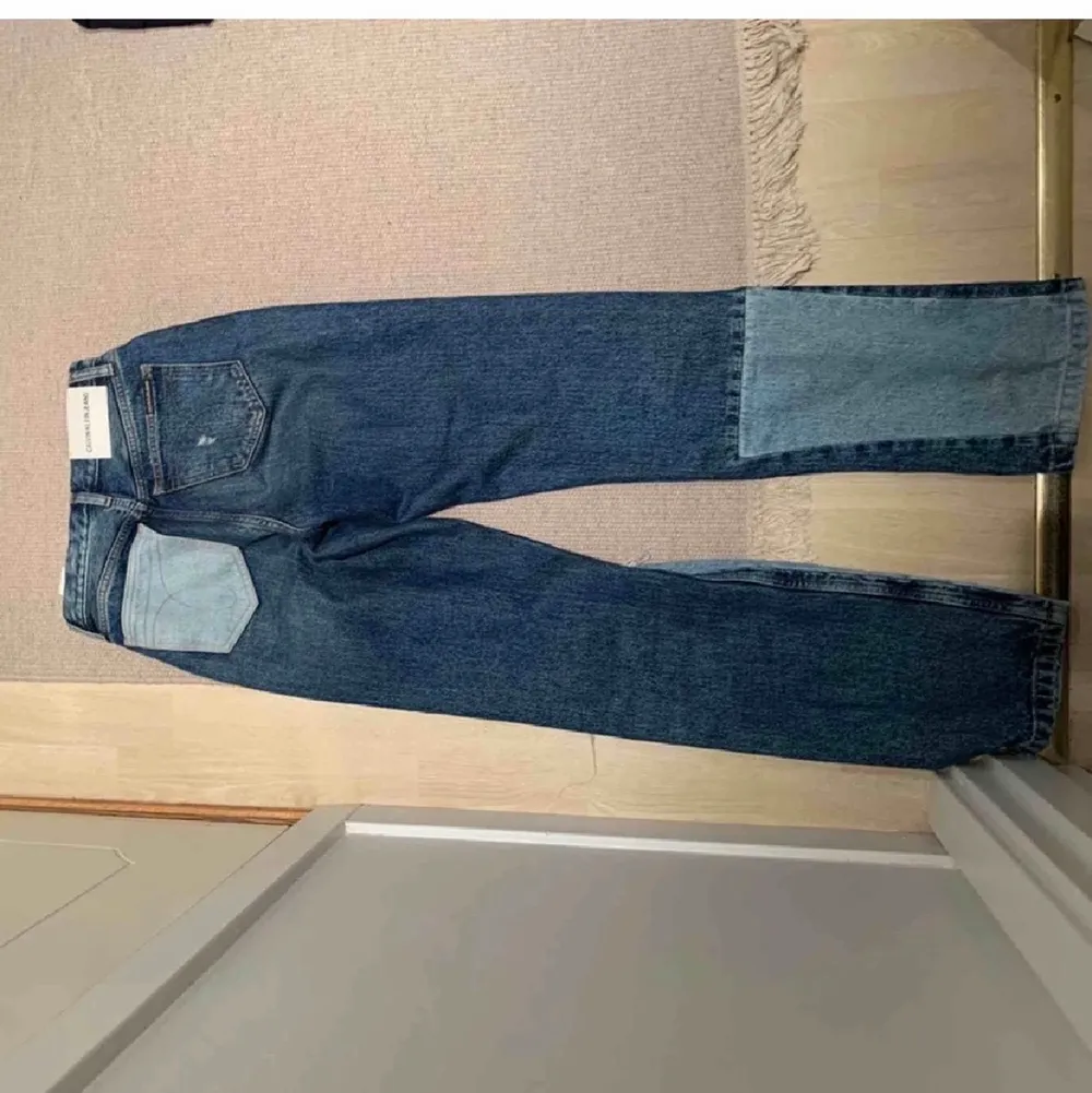 W26 L 30, perfekt längd på mig som är 169 cm lång. Väldigt snygga patchwork Calvin Klein jeans.. Jeans & Byxor.