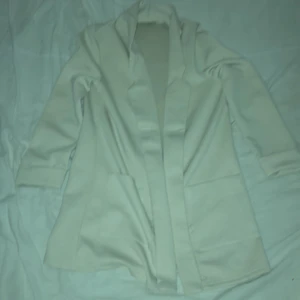 En beige skjorta. Stolek 34. Använd en gång. - Jag köpte den men den passade inte min still. Hoppas att någon får nytta av den. Som sakt andvänd en gång.