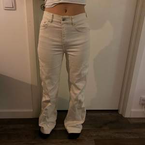 Säljer dessa kräm vita straight jeans från Wera. Dom har inga fläckar och sitter mid waist. Personen på bilden är 157 och är långa på henne.