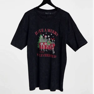 Svart jul t-shirt - En fett cool svart t-shirt med tvättad finish och julig skelettfamilj. Köpte i fel storlek så tröjan är splitterny🤩🤪