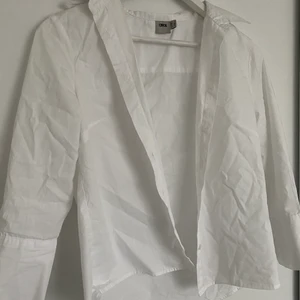 Vit strandskjorta - En vit skjorta som kan användas både under vardagen men även vid stranden. Mycket bra skick 🤍