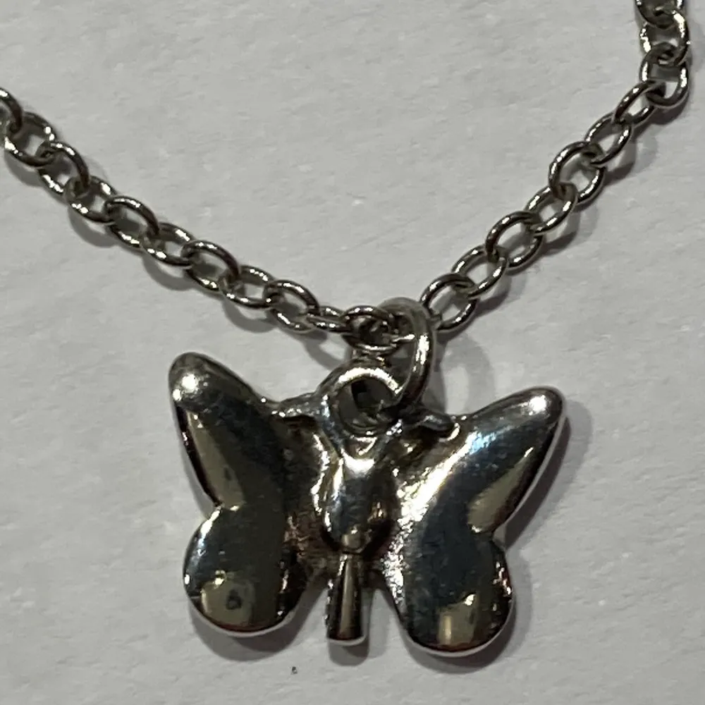 Ett super gulligt halsband med en fin fjäril på.🦋 Köpt från början från brandy Melville men kommer inte till användning därför säljer jag.🦋 köpare står för frakt.🦋. Accessoarer.