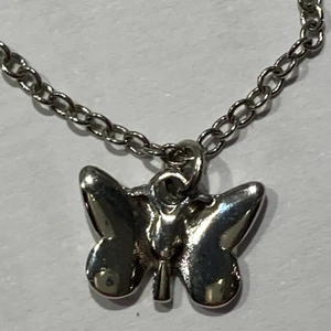 Halsband - Ett super gulligt halsband med en fin fjäril på.🦋 Köpt från början från brandy Melville men kommer inte till användning därför säljer jag.🦋 köpare står för frakt.🦋