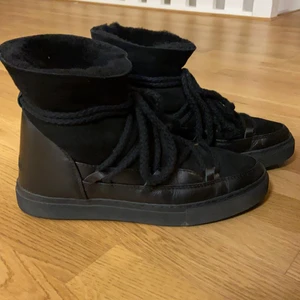 Inuiiki skor - Svarta inuiiki skor, strl. 40. Sparsamt använda en vinter, då de är för stora. I mycket fint skick:) 