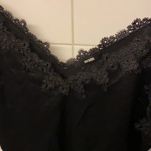 Linne med detalj - Fest-topp använd fåtal gånger