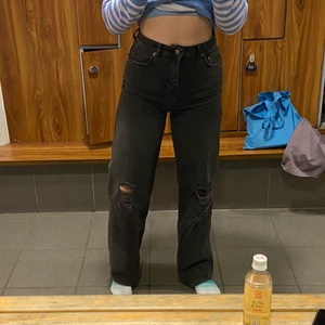 Grå slitna jeans från NAKD - Ett par supersnygga grå jeans från NAKD. Använda endast en gång☺️ säljer pga att detta inte är min stil längre:)