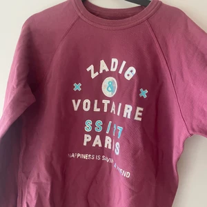 Zadig&Voltaire tröja - Sweatshirt från Zadig&voltaire i storlek XS men är oversized💜💜💜säljer för 300kr