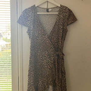 Leopard klänning - Den är från h&m och är i storlek 36. Väldigt stretchigt och mjukt material. Original priset låg på 149kr. Jag betalar tyvärr inte frakten.