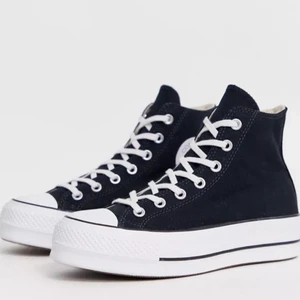 Platform converse  - Säljer mina skit snygga svarta platform converse då de är lite för små. Använda ca 3 gånger. Kan mötas upp annars står köpare för frakt. (Pris kan diskuteras)