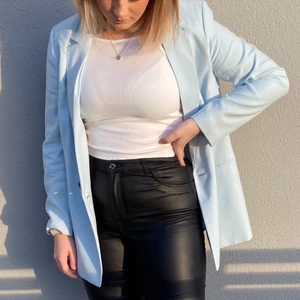 Kavaj - En pastell blåkavaj som är oversized! Köpt från H&M förra året och är som ny!