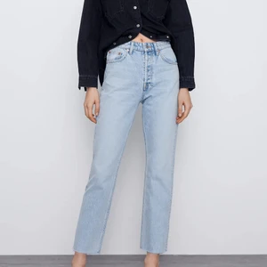 Zara High Rise Jeans - Nypris: 359kr, säljs för 90kr + Frakt||| Jeansen är höga i midjan, och sitter jätte fint runt rumpan 👀 Jeansen säljs för att dem har blivit för små för mig, och för att jeansen inte kommer komma till användning mer❤️
