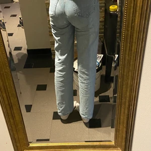 Weekday jeans  - Ett par Twin Jeans från Weekday i storlek 24! Byxorna passar mig perfekt som är ca 169 cm lång och bär XS. De är varsamt använda och har inga defekter. 290 kr + frakt! 