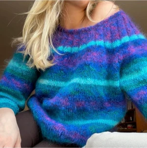 Färgglad Stickad tröja - Hejj! Säljer denna stickade tröjan i såå fina färger😍😍😍 den är lite oversized i modellen och sitter snyggt över axlarna. 