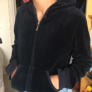 Juicy couture tröja - Tröjan har inga defekter. Inga fläckar hål eller sånt. Jag tycker om tröjan jättemycket men har inte använt den särskilt mycket. Den funkar på mig men är lite kort i ärmarna(jag är en S). Jag kan både mötas upp och frakta. Skri om ni vill ha fler bilder eller har några frågor💕💕💕(den är äkta)