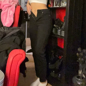 Svarta jeans - Svarta straight jeans från Gina tricot. Har använt de ett fåtal gånger men nu är dom försmå 