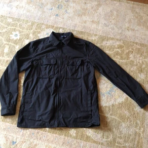 Skjortjacka svart - Svart skjortjacka från H&M, size herr M, väldigt bra skick, knappt använd