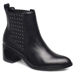 Jättefina svarta boots från Dune london (original pris 1679kr) i storlek 38. Klackhöjd: 5.5cm. Använda ett fåtal gånger men som i nyskick. Original låda finns kvar.