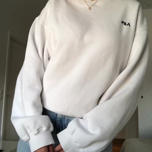 FILA tröja i vitt - bekväm tröja, skicket är som nytt, oversized fit 💞