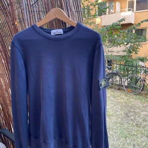 Blå Stone Island sweatshirt. - Blå crewneck, använd så att den är mjuk men annars i fint skick. Inga fläckar eller missfärgningar. Pris kan diskuteras, måste hämtas idag PGA flytt.