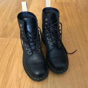 Dr Martens 1460 VEGAN - Säljer mina dr Martens 1460 vegan då dom tyvärr blivit för små, fint skick. Strlk 37. Nypris 1900