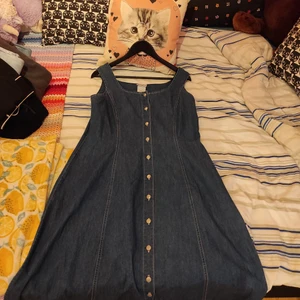 Lång jeans klänning - En lång jeans klänning, mjukt material. Aldrig använd