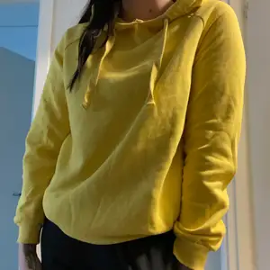 En vanlig gul hoodie från Ginatricot, använd men i bra skick! Har normal passform