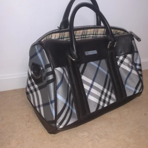 Burberry london väska, söt oanvänd - Fickor på insidan, man kan sätta till rämma så det blir axel väska. Kan skicka via post
