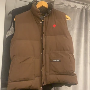 Canada goose väst - Storlek XL men passar relativt bra på M så skulle säga perfekt för L, skicket är bra förutom att flärpen på dragkroken är borta. Priset kan evt diskuteras. Kan evt skickas.