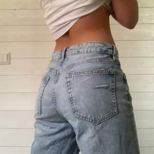 Ljusblåa jeans med hål i knäna. Nästan oanvända, säljer pga att det är för stora. 💕💕