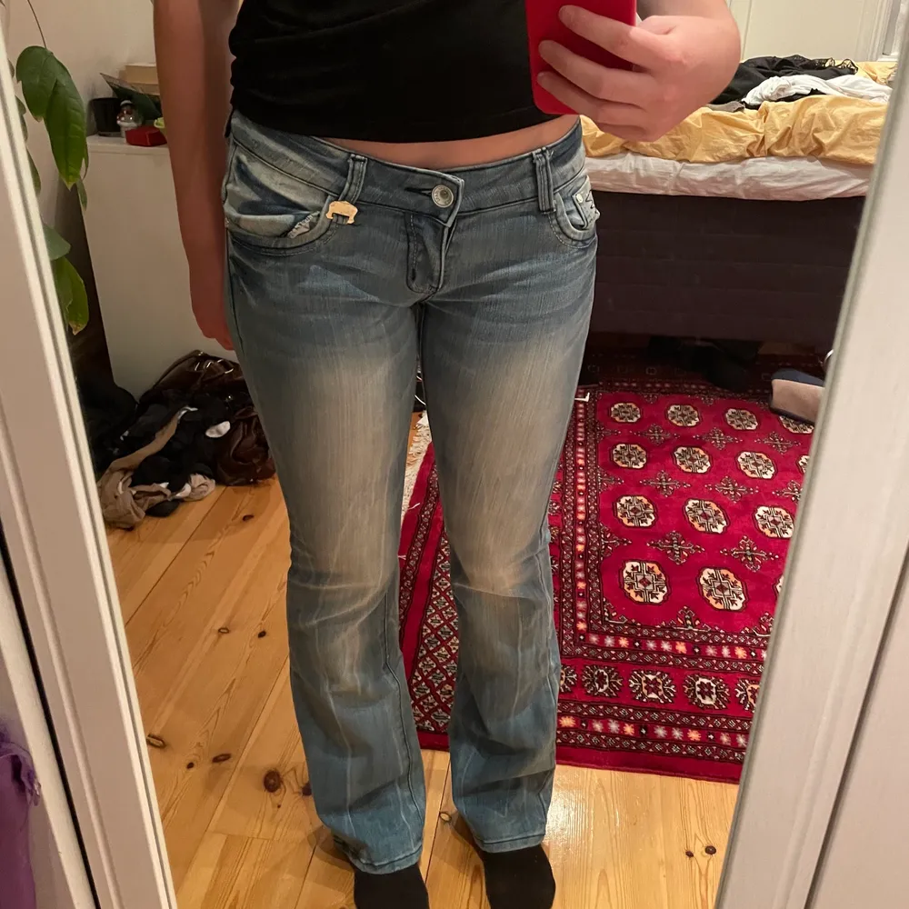 Perfekta low rise jeans⭐️⭐️⭐️från märket Miss happy⭐️Jag är 174 för referens och för mig är längden perfekt! Osäker på att sälja så ge inte oseriösa bud. Jeans & Byxor.